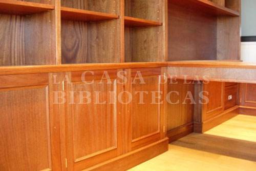 Biblioteca en Madera a Medida con escritorio integrado