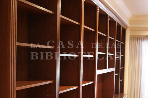 Biblioteca en Madera a Medida con escritorio integrado con puertas