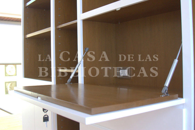 Biblioteca Moderna laqueada blanca combinada con madera puerta con bisagra tijera