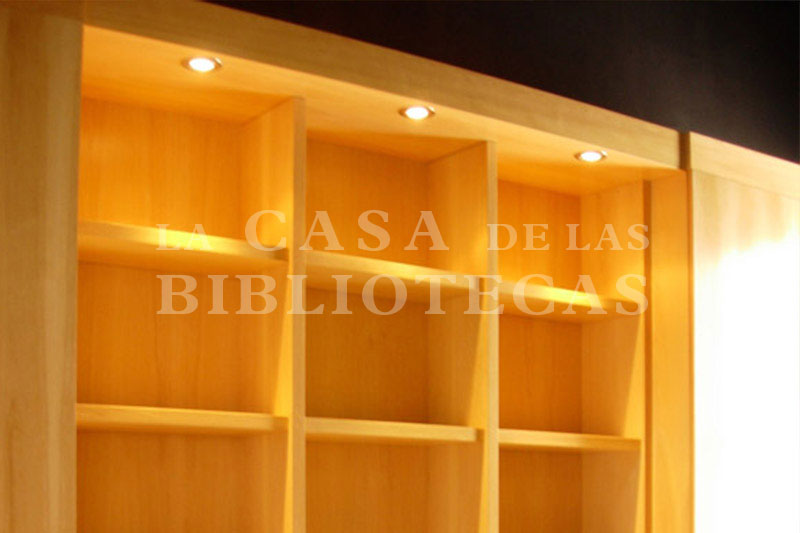Biblioteca Moderna a medida de guatambu con luces
