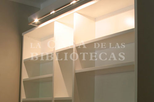 Biblioteca Moderna Laqueada Blanca con luces estantes fijos