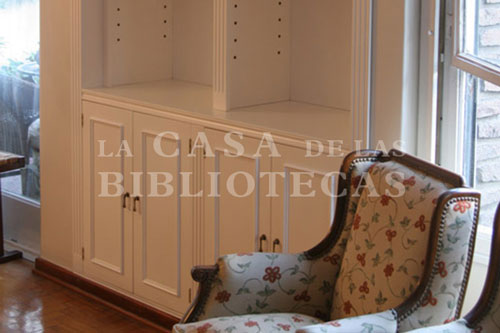 Biblioteca Blanca clasicaLaqueada con molduras y puertas con herrajes